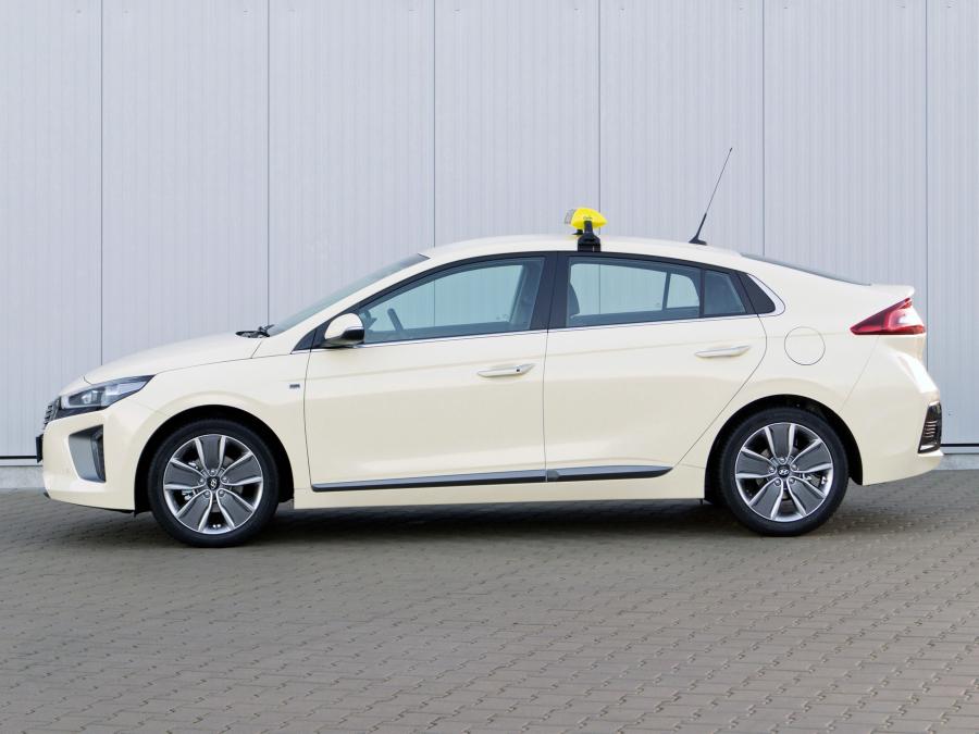  Hyundai IONIQ hybrid Taxi by INTAX 2017 года  (фото 3 из 4)
